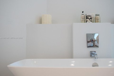 Condo in North Miami Beach, Florida, 2 bedrooms № 2081413 - photo 26