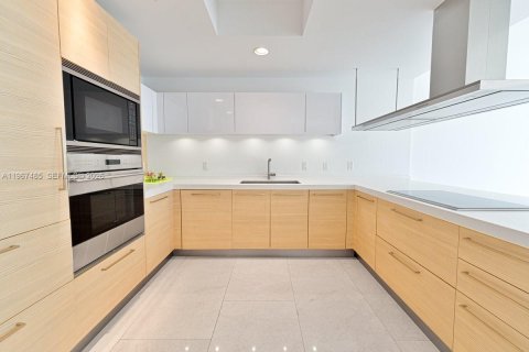 Condo in North Miami Beach, Florida, 2 bedrooms № 2081413 - photo 12
