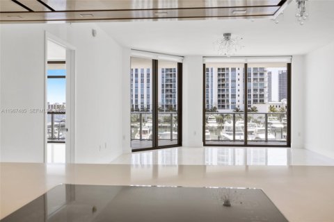 Condo in North Miami Beach, Florida, 2 bedrooms № 2081413 - photo 9