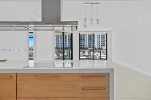 Condo in North Miami Beach, Florida, 2 bedrooms № 2081413 - photo 10