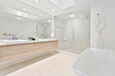 Condo in North Miami Beach, Florida, 2 bedrooms № 2081413 - photo 25