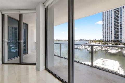 Condo in North Miami Beach, Florida, 2 bedrooms № 2081413 - photo 13