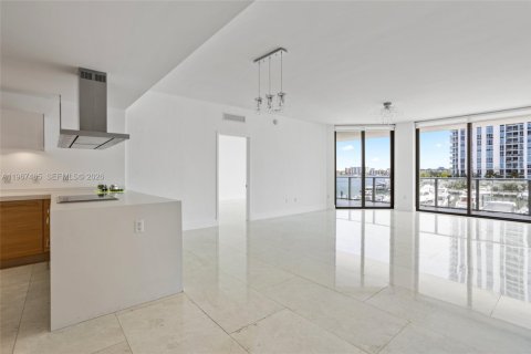Condo in North Miami Beach, Florida, 2 bedrooms № 2081413 - photo 8