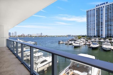 Condo in North Miami Beach, Florida, 2 bedrooms № 2081413 - photo 3