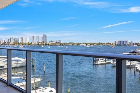 Condo in North Miami Beach, Florida, 2 bedrooms № 2081413 - photo 2