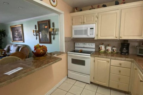 Condo in Palm Springs, Florida, 1 bedroom № 2154633 - photo 3