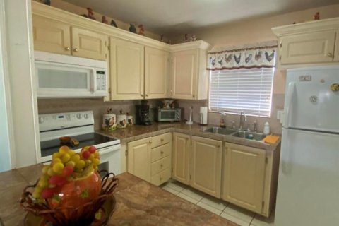 Condo in Palm Springs, Florida, 1 bedroom № 2154633 - photo 4