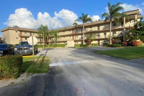Condo in Palm Springs, Florida, 1 bedroom № 2154633 - photo 1