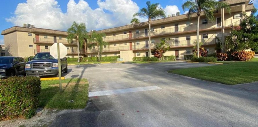 Condo in Palm Springs, Florida, 1 bedroom № 2154633