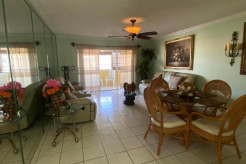 Condo in Palm Springs, Florida, 1 bedroom № 2154633 - photo 5