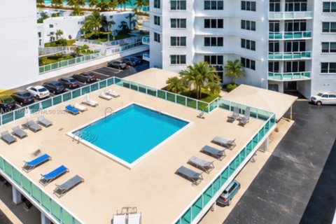 Condo in Fort Lauderdale, Florida, 2 bedrooms  № 2430179 - photo 20