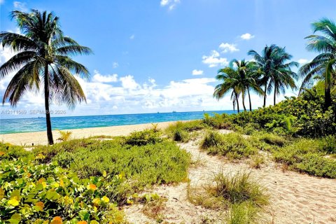 Condo in Fort Lauderdale, Florida, 2 bedrooms  № 2430179 - photo 12