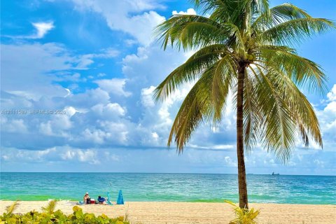 Condo in Fort Lauderdale, Florida, 2 bedrooms  № 2430179 - photo 14