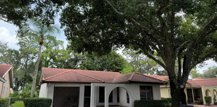 Casa en Palm City, Florida 3 dormitorios, 145.67 m2 № 2192497