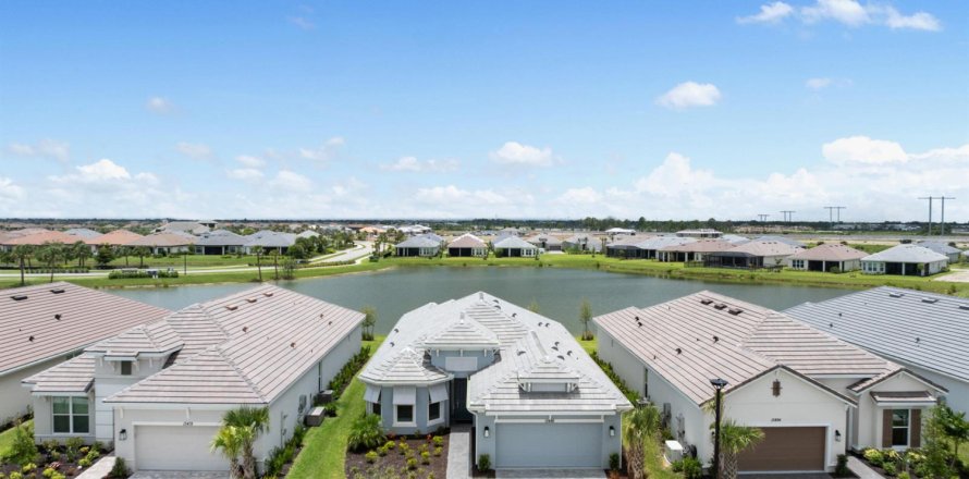 House in Port St. Lucie, Florida 3 bedrooms, 198.44 sq.m. № 2169053