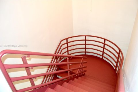 Oficina en alquiler en Miami, Florida № 987291 - foto 1