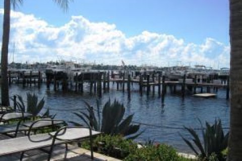 Condo in Hypoluxo, Florida, 2 bedrooms № 2413097 - photo 18