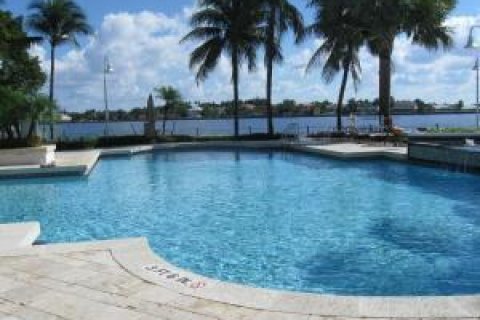 Condo in Hypoluxo, Florida, 2 bedrooms № 2413097 - photo 14