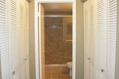 Condo in Hypoluxo, Florida, 2 bedrooms № 2413097 - photo 9