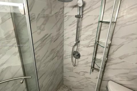 Condo in Miami, Florida, 2 bedrooms  № 2022327 - photo 12