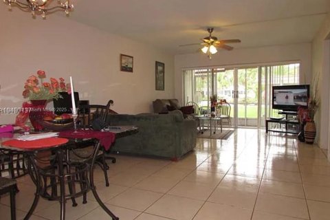 Condo in Miami, Florida, 2 bedrooms  № 2022327 - photo 13