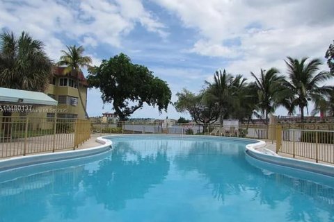 Condo in Miami, Florida, 2 bedrooms  № 2022327