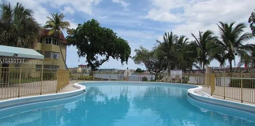 Condo in Miami, Florida, 2 bedrooms  № 2022327