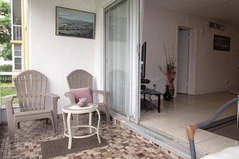 Condo in Miami, Florida, 2 bedrooms  № 2022327 - photo 2