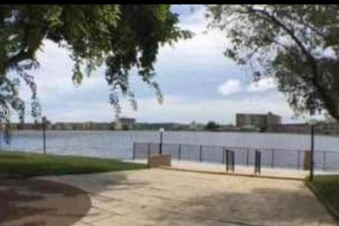 Condo in Miami, Florida, 2 bedrooms  № 2022327 - photo 4