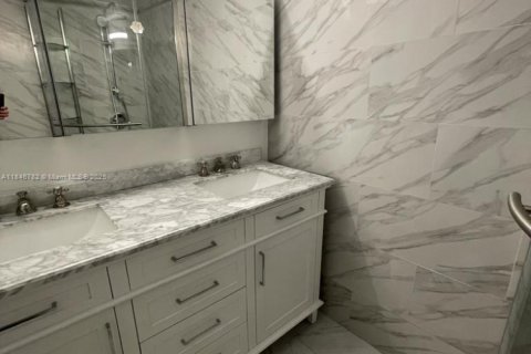 Condo in Miami, Florida, 2 bedrooms  № 2022327 - photo 11