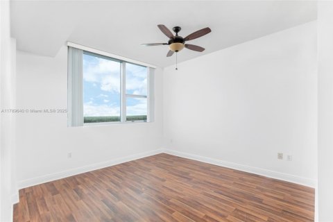 Condo in Sunrise, Florida, 3 bedrooms  № 2014141 - photo 12