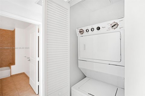 Condo in Sunrise, Florida, 3 bedrooms  № 2014141 - photo 13