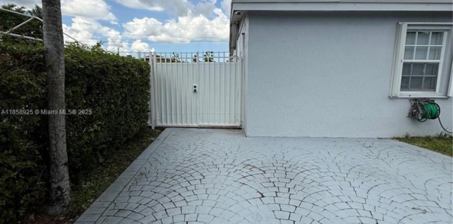 Commercial property in Miami, Florida 1 bedroom, 195.84 sq.m. № 1887398