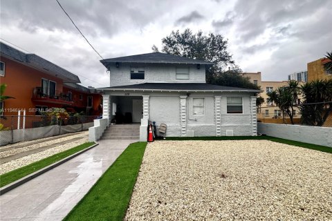 House in Miami, Florida 3 bedrooms, 253.62 sq.m. № 2002456