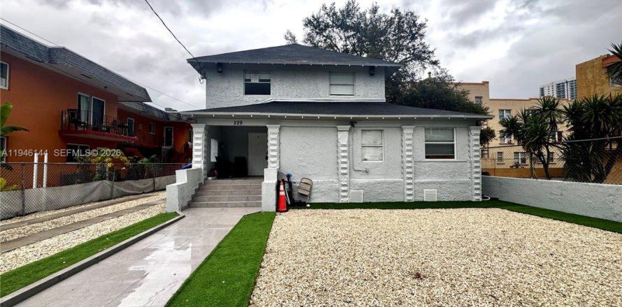 House in Miami, Florida 3 bedrooms, 253.62 sq.m. № 2002456