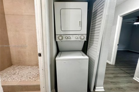 House in Miami, Florida 3 bedrooms, 253.62 sq.m. № 2002456 - photo 9