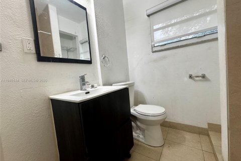 House in Miami, Florida 3 bedrooms, 253.62 sq.m. № 2002456 - photo 6