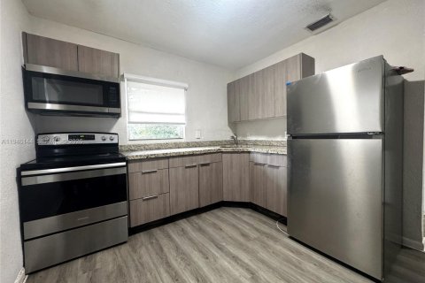 House in Miami, Florida 3 bedrooms, 253.62 sq.m. № 2002456 - photo 2