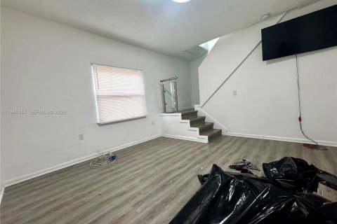 House in Miami, Florida 3 bedrooms, 253.62 sq.m. № 2002456 - photo 8