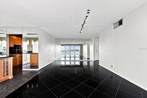 Condominio en alquiler en Saint Petersburg, Florida, 1 dormitorio, 83.61 m2 № 2221524 - foto 6