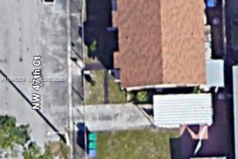 Immobilier commercial à Miami, Floride 96.43 m2 № 1999617