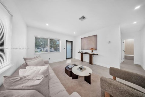 House in Miami, Florida 3 bedrooms, 110.74 sq.m. № 1944076 - photo 11