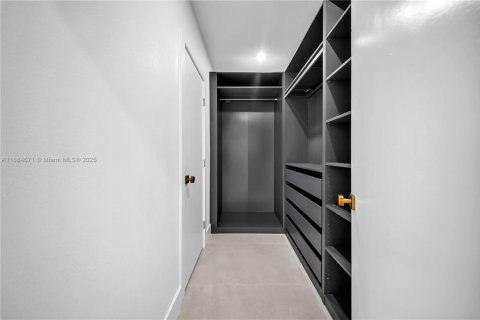 House in Miami, Florida 3 bedrooms, 110.74 sq.m. № 1944076 - photo 23