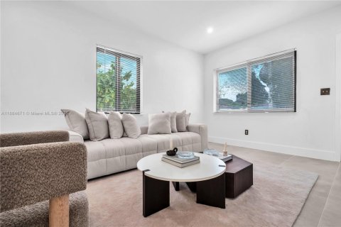 House in Miami, Florida 3 bedrooms, 110.74 sq.m. № 1944076 - photo 16