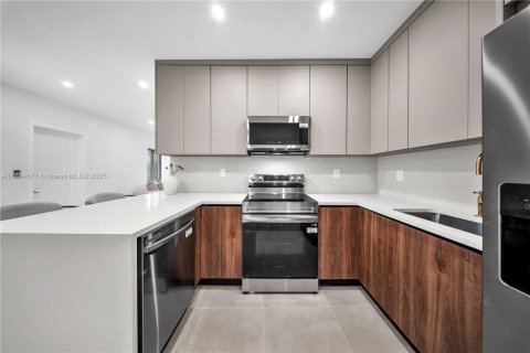 House in Miami, Florida 3 bedrooms, 110.74 sq.m. № 1944076 - photo 5