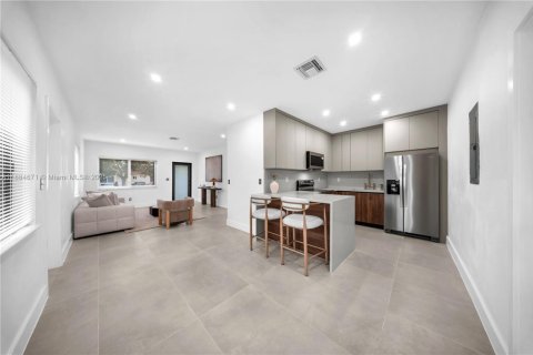 House in Miami, Florida 3 bedrooms, 110.74 sq.m. № 1944076 - photo 3
