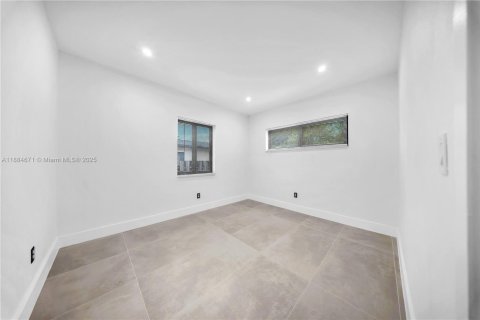 House in Miami, Florida 3 bedrooms, 110.74 sq.m. № 1944076 - photo 30