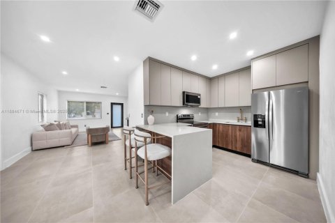 House in Miami, Florida 3 bedrooms, 110.74 sq.m. № 1944076 - photo 4