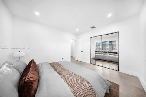 House in Miami, Florida 3 bedrooms, 110.74 sq.m. № 1944076 - photo 19