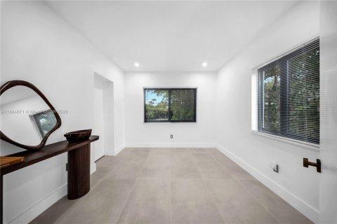 House in Miami, Florida 3 bedrooms, 110.74 sq.m. № 1944076 - photo 26
